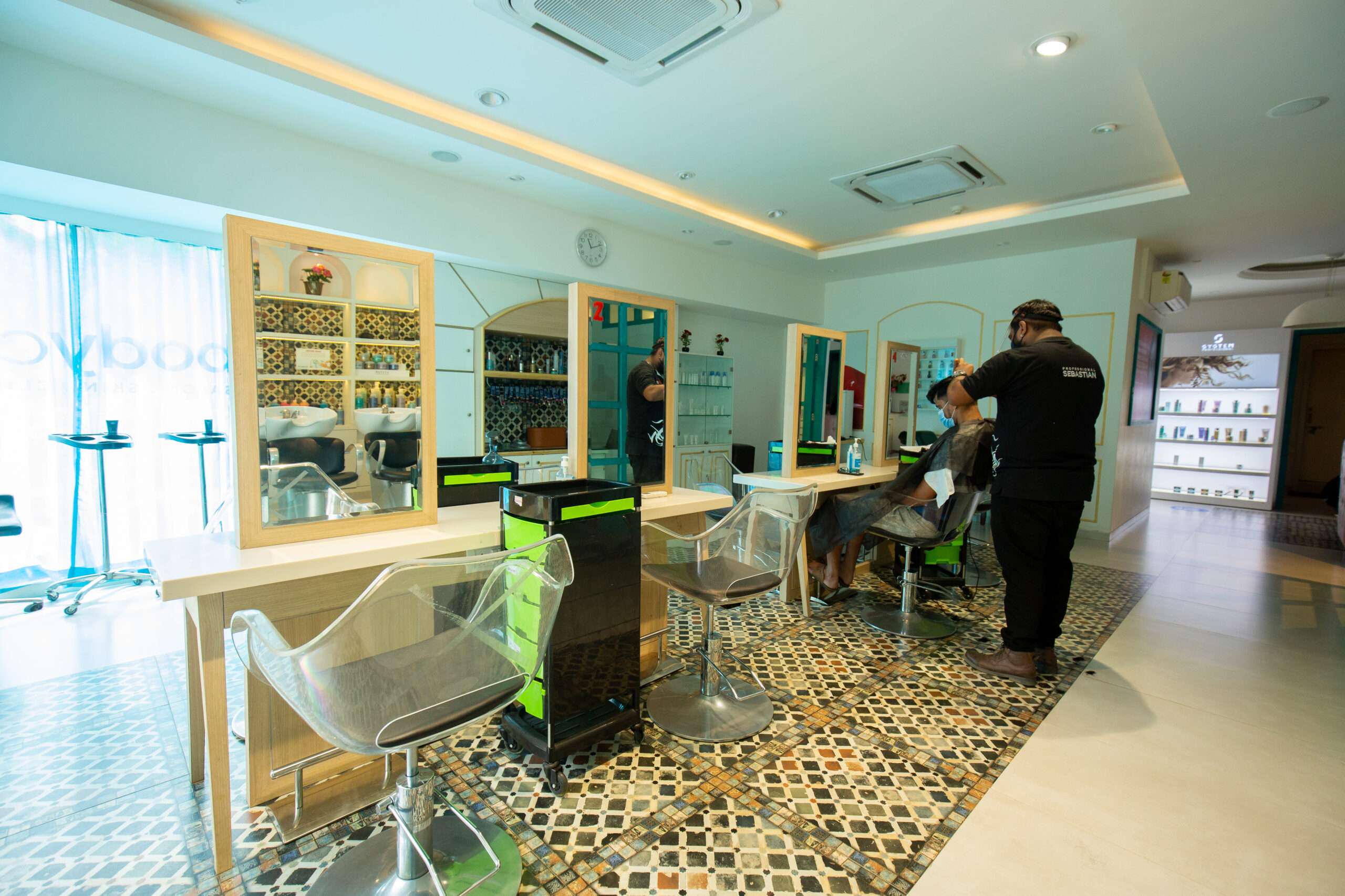 Best Salon in New Bel Road